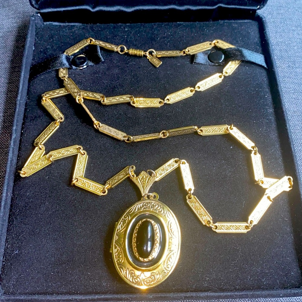 1928  oval black lucite stone gold tone locket
